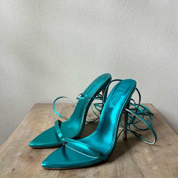 FEMME los angeles 

Luce Minimale in metallic turquoise - Picture 1 of 10
